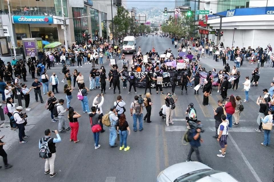 El grupo se concentró en el cruce de Padre Mier y Juárez para lanzar consignas contra las autoridades por el manejo de los casos de Debanhi Escobar y Yolanda Martínez.