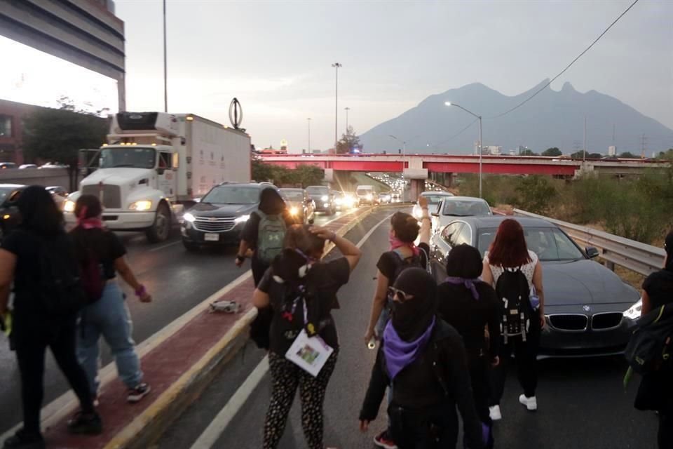 Las manifestantes bloquearon la Avenida Constitución.