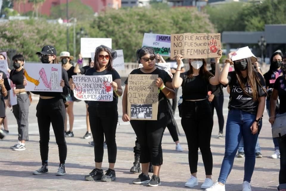 A las 17:30 horas, mujeres participaron en una manifestación frente a Palacio de Gobierno como parte de un luto nacional convocado por colectivas feministas.