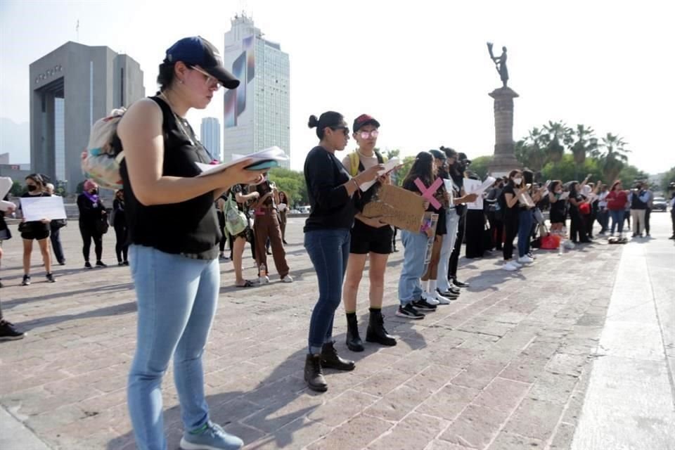 Las mujeres, en su mayoría vestidas de negro o con un moño negro, protestaron por los feminicidios.