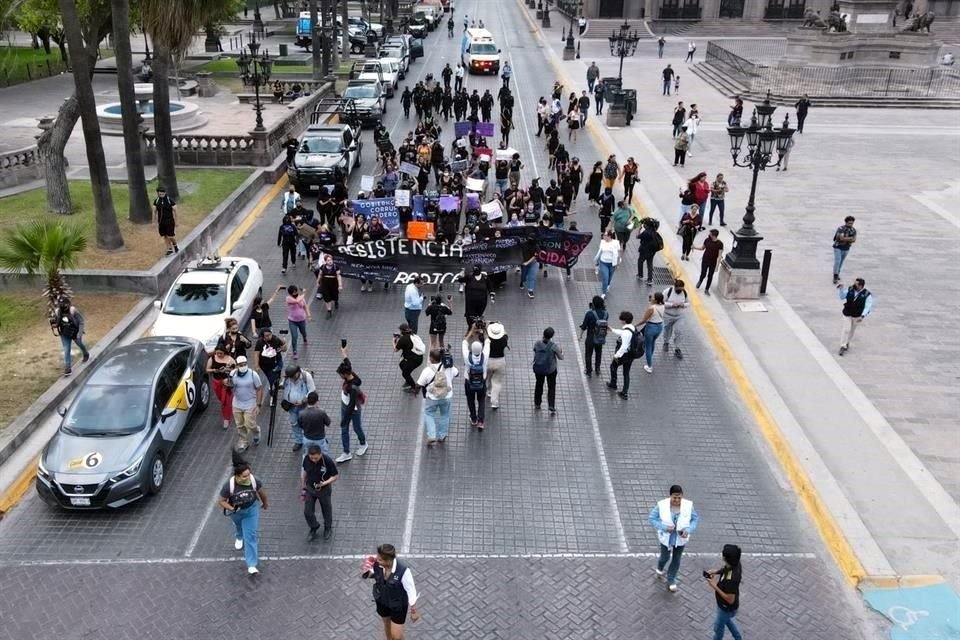 Poco más de una hora después, ya con un contingente mayor, los grupos feministas iniciaron una marcha.