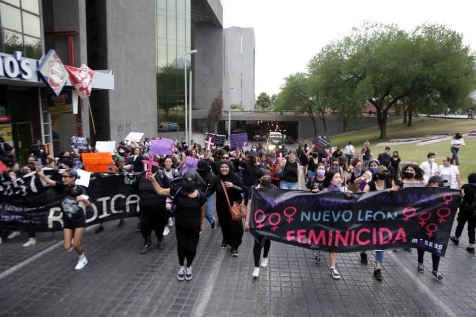 Aunque habían contemplado llegar al Congreso local, las manifestantes se pasaron derecho.