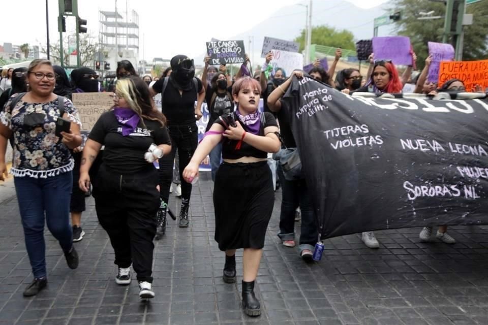 También las mujeres exigieron la renuncia del Secretario de Seguridad, Aldo Fasci.