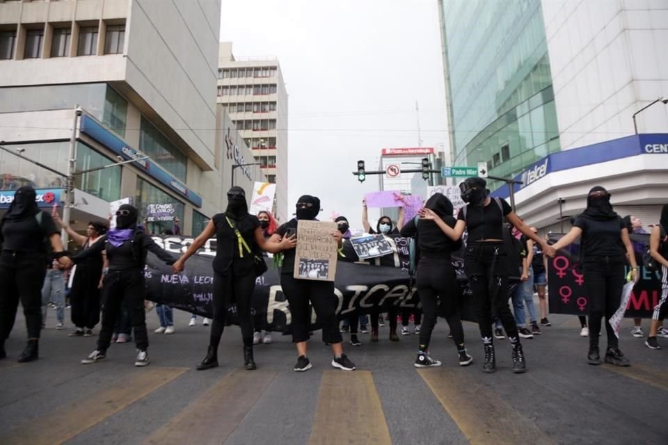 Por la marcha fueron cerradas la calle Padre Mier y la Avenida Juárez.