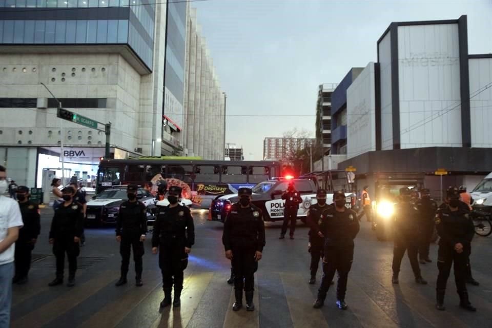 En el camino, las manifestantes se concentraron en el cruce de Juárez y Ocampo, y tras bloquear el cruce nombraron a mujeres fallecidas y desaparecidas.