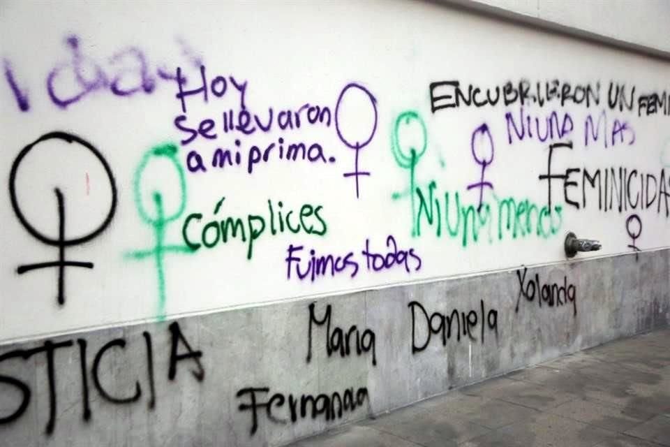 Algunas de las participantes realizaron pintas en la pared de la tienda Liverpool, y posteriormente el contingente avanzó por la calle Ocampo.