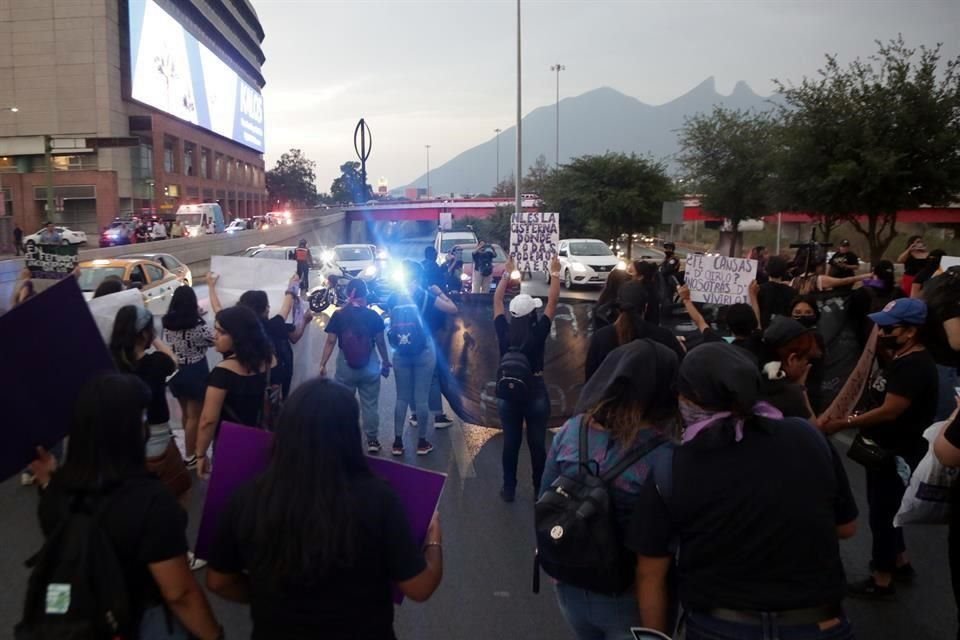 Posteriormente, las manifestantes bloquearon ambos cuerpos de la Avenida Constitución.