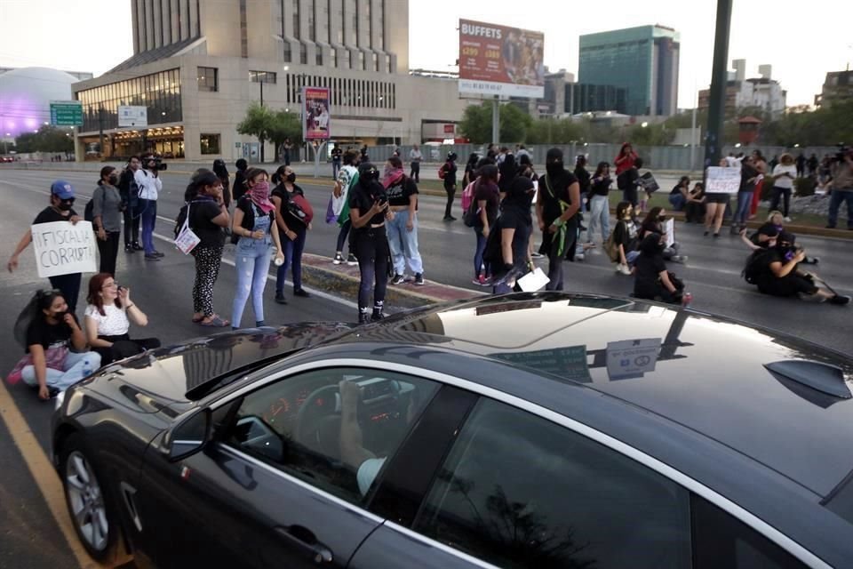 Algunas mujeres se sentaron y acostaron en el arroyo vial para impedir el paso de vehículos.