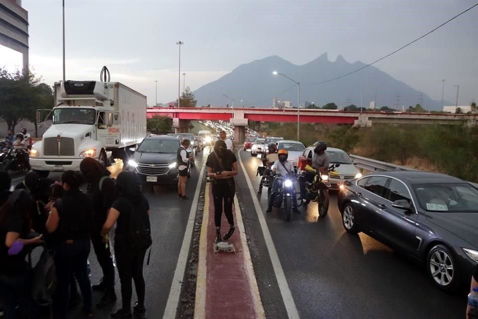 Alrededor de las 20:10 horas, las manifestantes liberaron el cuerpo exprés de Constitución para el paso vehicular.