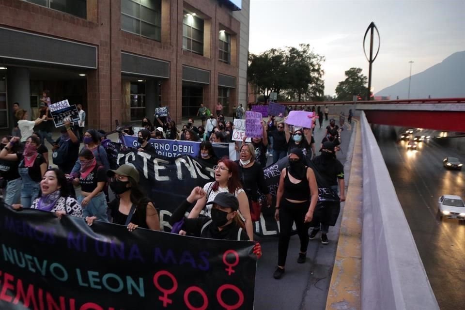 Y unos 10 minutos después, el contingente liberó el cuerpo normal de la arteria para regresar a la Macroplaza.