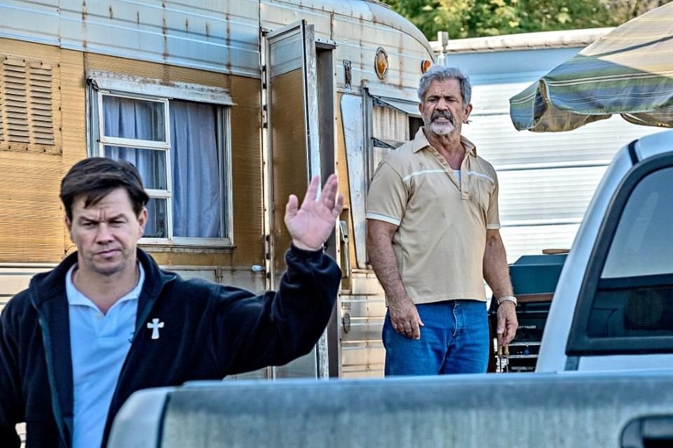 Mel Gibson interpreta al padre del protagonista de la trama.