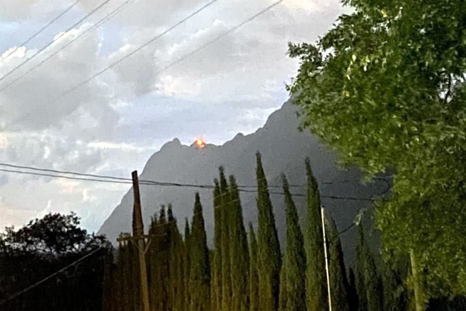 Alrededor de las 20:00 horas, pobladores de la zona reportaron las llamas y la humareda.