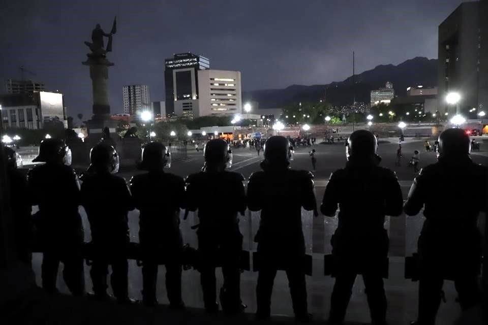 El Palacio de Gobierno estaba rodeado por el grupo antimotines al regreso del contingente.