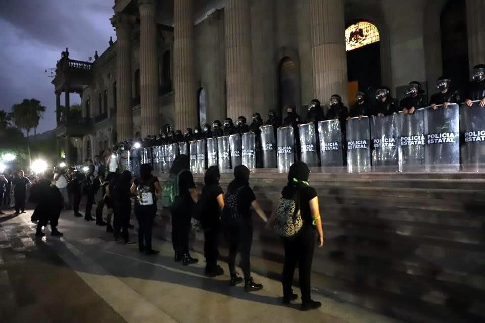 El Palacio de Gobierno estaba rodeado por el grupo antimotines al regreso del contingente.