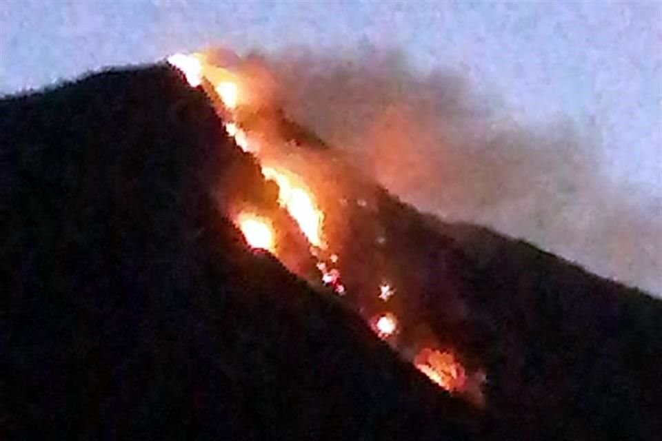 Alrededor de las 20:00 horas, pobladores de la zona reportaron las llamas y la humareda.