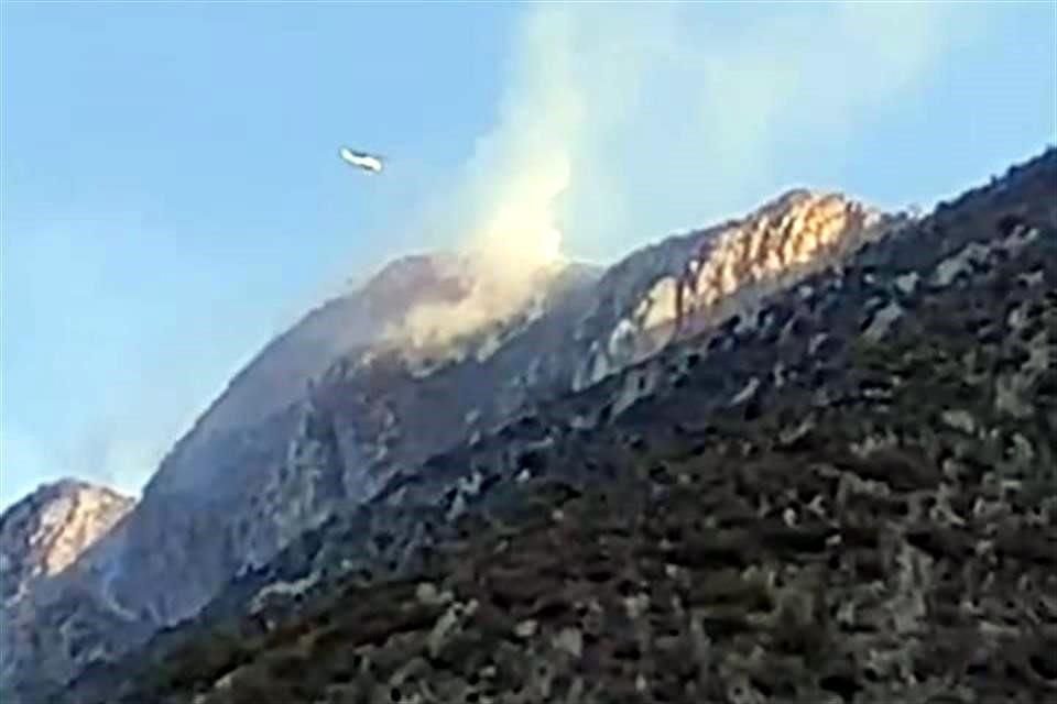 Aunque el incendio inició desde anoche, ya esta mañana se alistaba la Brigada Fénix para iniciar el combate al fuego vía aérea por ser una zona de difícil acceso vía terrestre para los rescatistas.