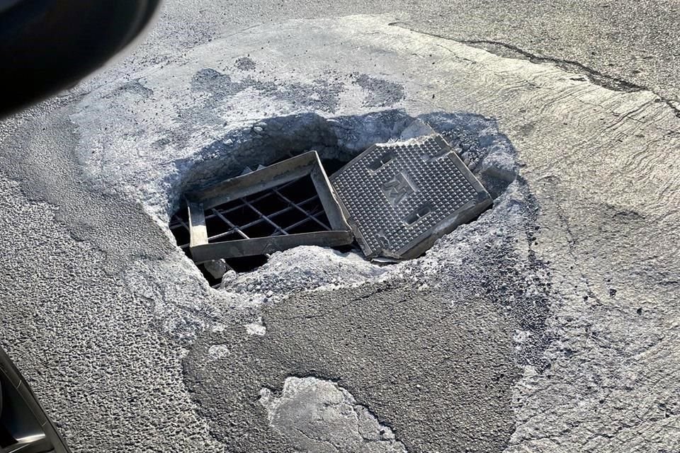 El registro de la empresa de telefonía se ubica en la lateral de Avenida Miguel Alemán, convirtiéndose en un riesgo latente para los automovilistas.