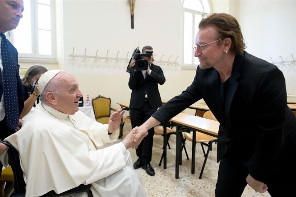 Bono y el Papa coincidieron en el cambio climático y la educación de las niñas durante un acto de Scholas Occurrentes, en Roma.