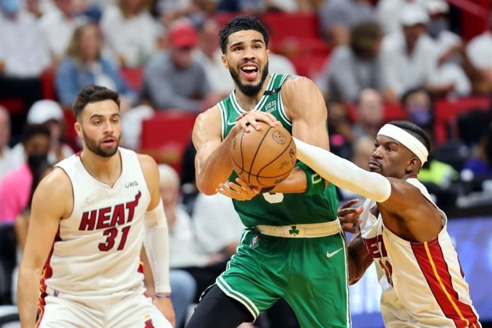 Jayson Tatum encabezó a los Celtics con 27 puntos.