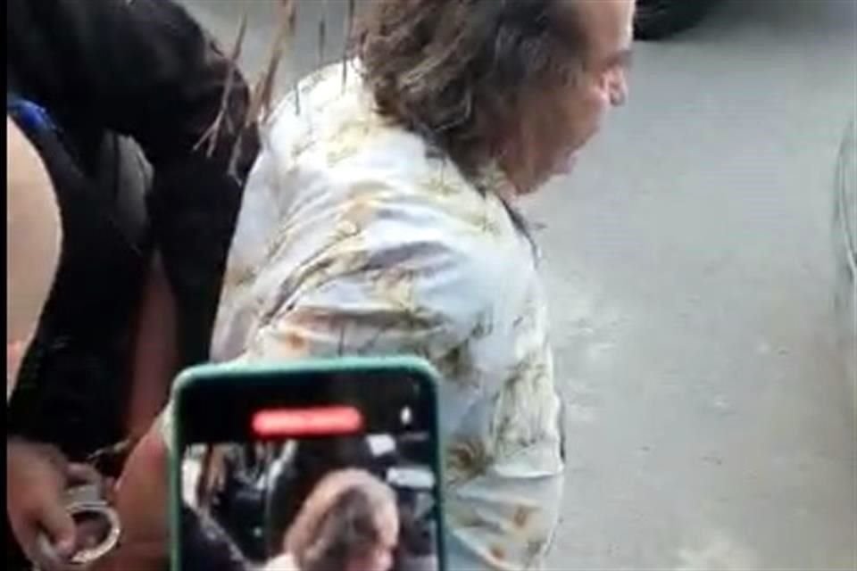 Tras alegar con los padres de familia, el propietario del plantel fue detenido por elementos de Fuerza Civil a las 20:00 horas.