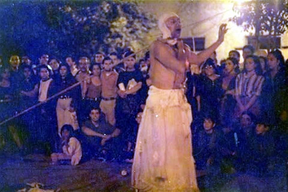 Fotografia de documentación del Performance 'IRH' realizado por Juan José González, 1994 Monterrey Nuevo León.
