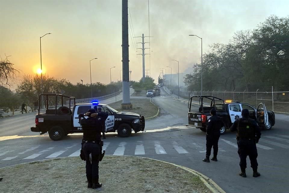 El fuego se registró a los dos costados de la Avenida Las Torres.