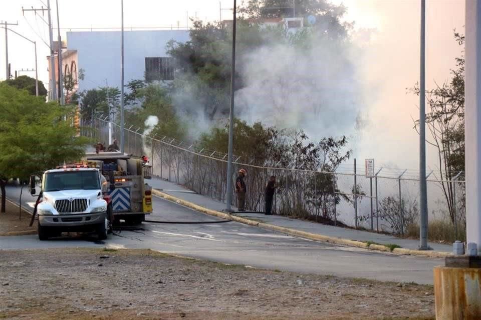 Al lado norte, junto a una cancha de fútbol, y al lado sur, en un terreno que está circundado por malla ciclónica.