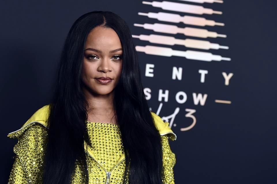 Rihanna fue vista a horas de dar a luz a su primer hijo y lució relajada y casual.