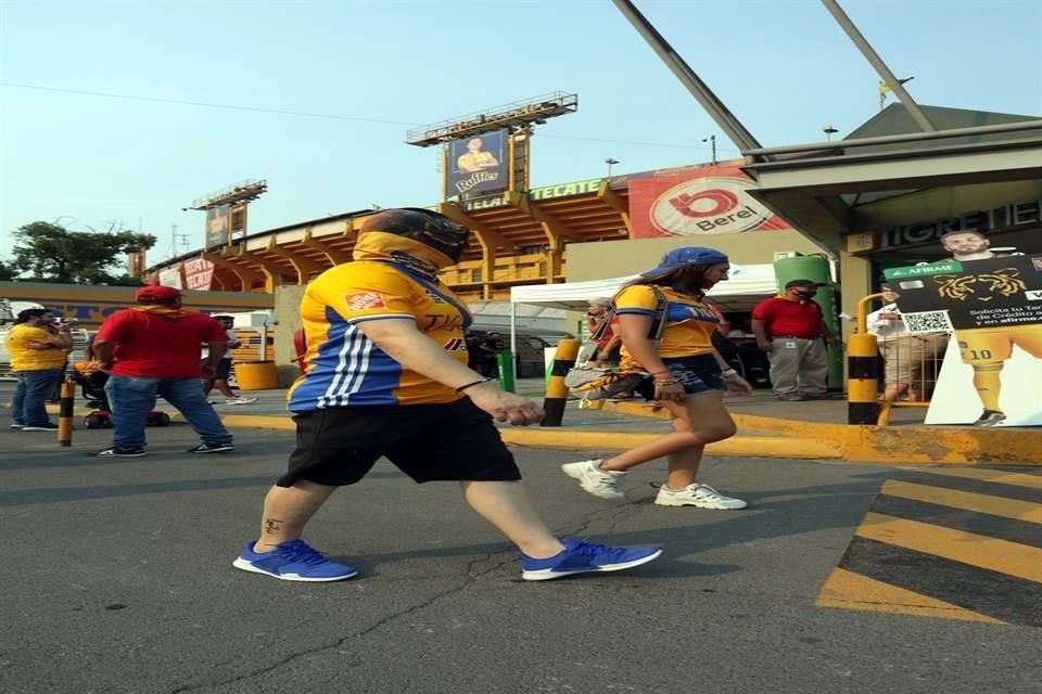 Los primeros aficionados de Tigres en llegar al Uni confían en que habrá remontada del equipo regio.