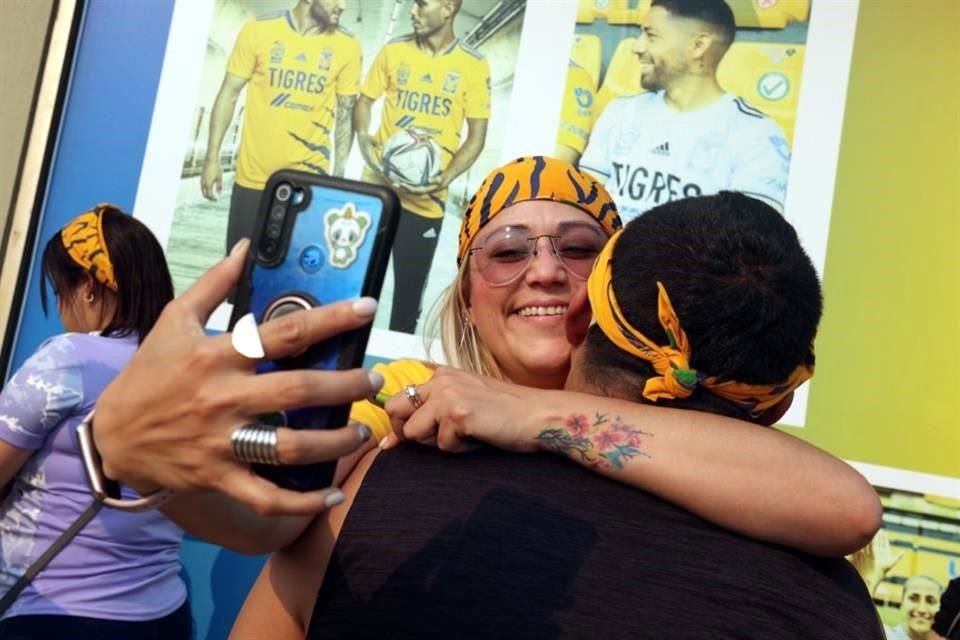 Los primeros aficionados de Tigres en llegar al Uni confían en que habrá remontada del equipo regio.