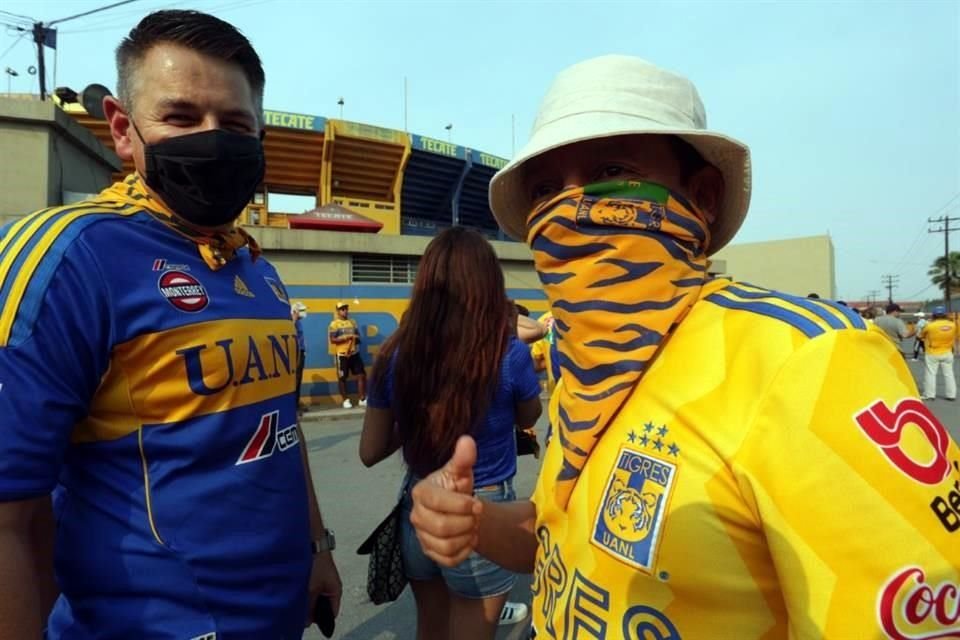 Los primeros aficionados de Tigres en llegar al Uni confían en que habrá remontada del equipo regio.