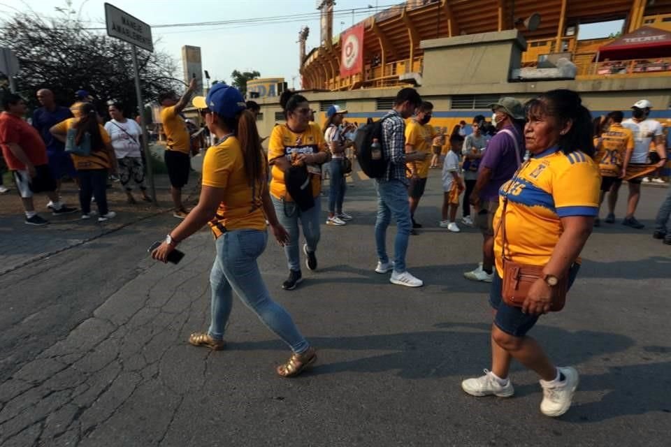 Los primeros aficionados de Tigres en llegar al Uni confían en que habrá remontada del equipo regio.