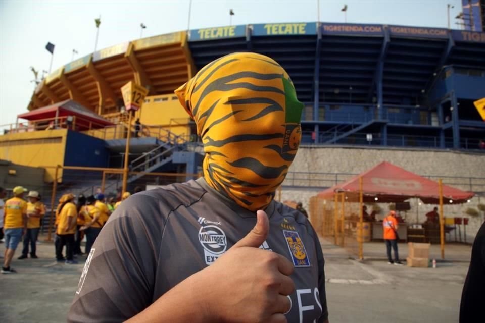 Los primeros aficionados de Tigres en llegar al Uni confían en que habrá remontada del equipo regio.