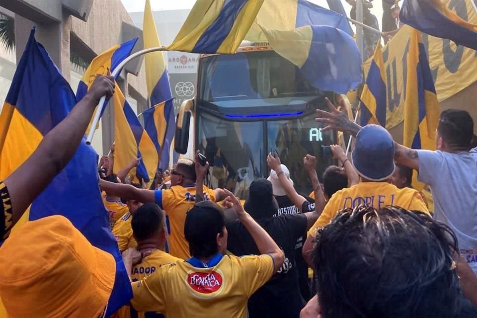 Mientras tanto, en San Pedro, algunos aficionados acudieron al hotel de concentración de Tigres para inyectarle confianza a los jugadores antes del juego contra Atlas.