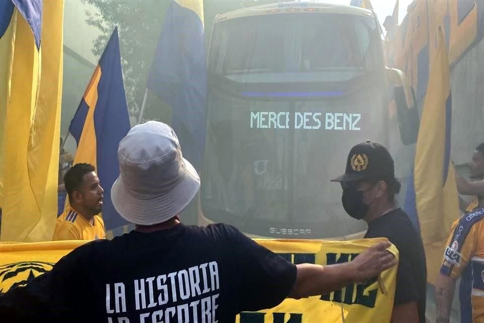 Algunos aficionados acudieron al hotel de concentración de Tigres para inyectarle confianza a los jugadores antes del juego contra Atlas.