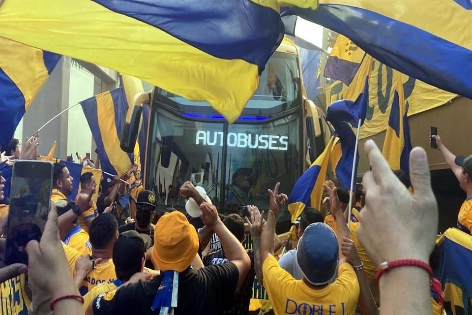 Con cánticos y bengalas, los fans despidieron a los jugadores auriazules.