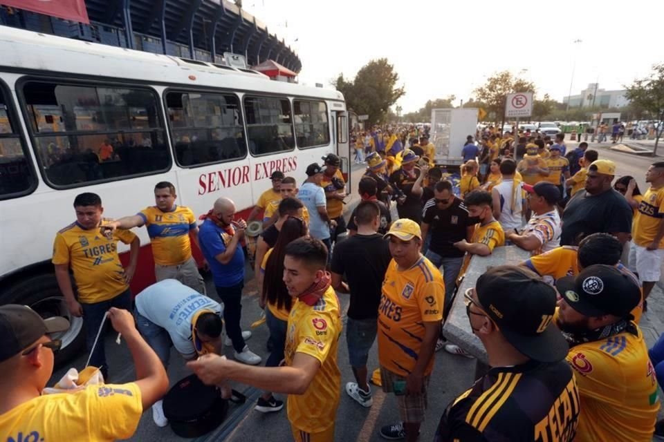 Los Libres y Lokos no podían faltar a la cita y con sus tradicionales cánticos y banderas, le dieron el apoyo a los felinos previo al arranque del partido.