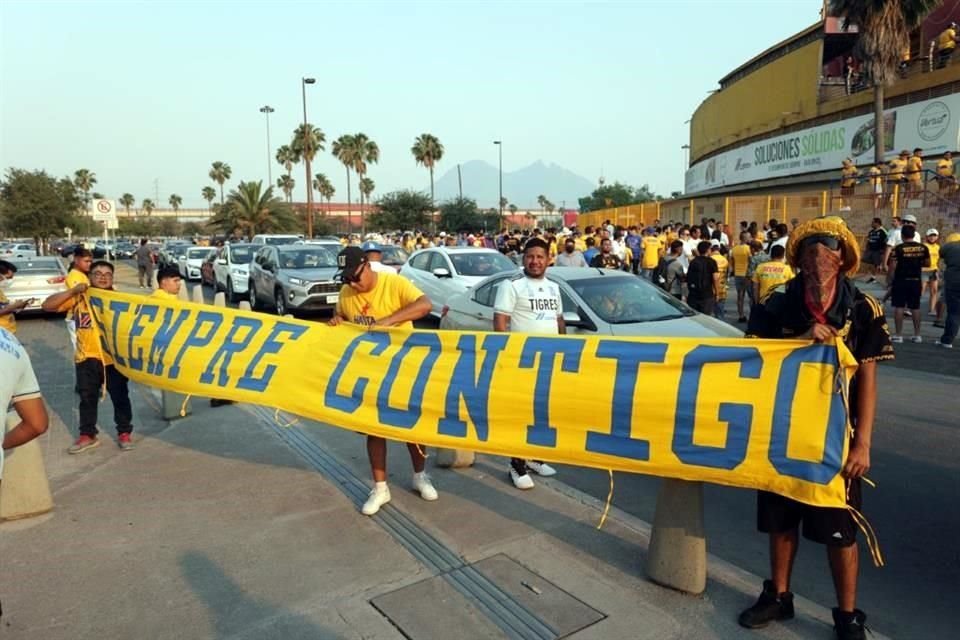 Los Libres y Lokos no podían faltar a la cita y con sus tradicionales cánticos y banderas, le dieron el apoyo a los felinos previo al arranque del partido.