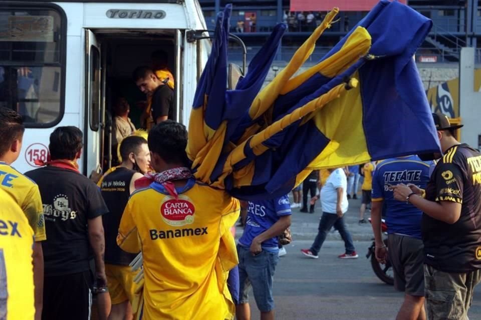 Los Libres y Lokos no podían faltar a la cita y con sus tradicionales cánticos y banderas, le dieron el apoyo a los felinos previo al arranque del partido.
