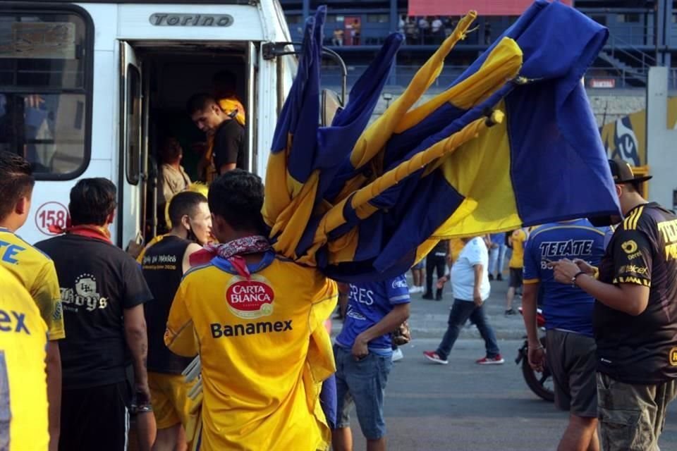 Los Libres y Lokos no podían faltar a la cita y con sus tradicionales cánticos y banderas, le dieron el apoyo a los felinos previo al arranque del partido.