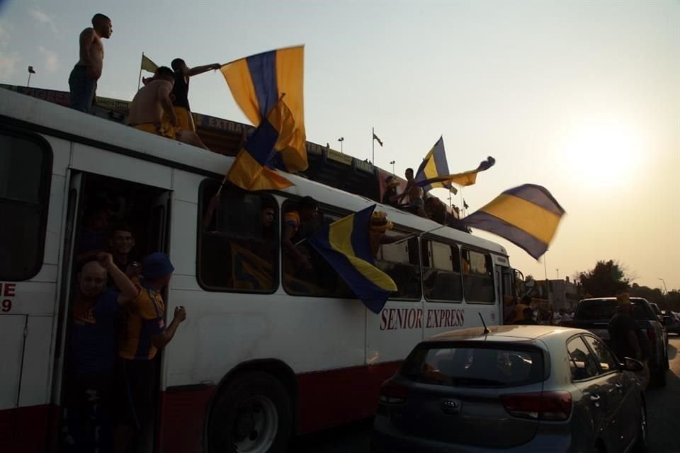 Los Libres y Lokos no podían faltar a la cita y con sus tradicionales cánticos y banderas, le dieron el apoyo a los felinos previo al arranque del partido.