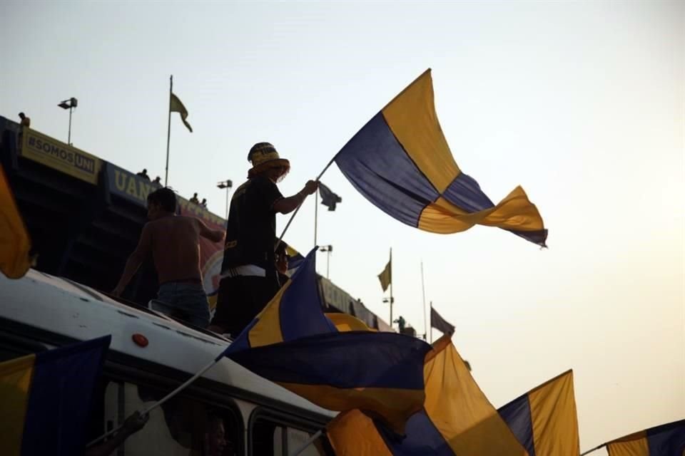 Los Libres y Lokos no podían faltar a la cita y con sus tradicionales cánticos y banderas, le dieron el apoyo a los felinos previo al arranque del partido.