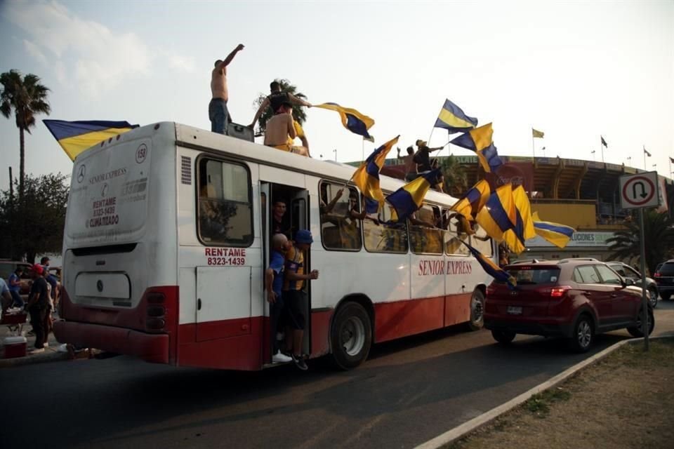 Los Libres y Lokos no podían faltar a la cita y con sus tradicionales cánticos y banderas, le dieron el apoyo a los felinos previo al arranque del partido.