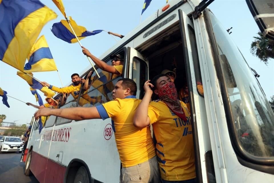 Los Libres y Lokos no podían faltar a la cita y con sus tradicionales cánticos y banderas, le dieron el apoyo a los felinos previo al arranque del partido.