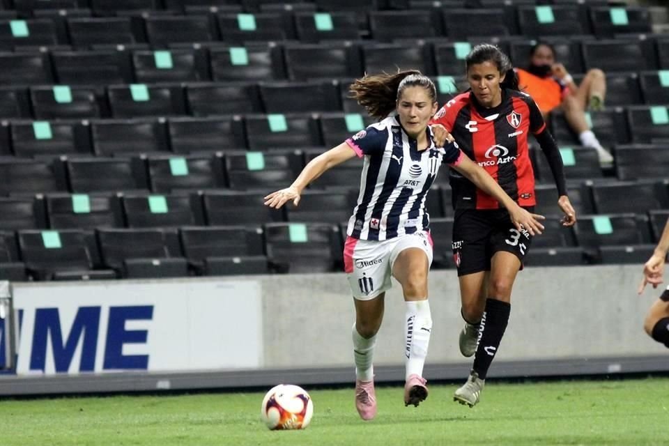 Desirée Monsiváis estuvo cerca de anotar un golazo, pero la arquera Ana Gaby Paz le robó la oportunidad; Daniela Solís terminó la jugada marcando el segundo.