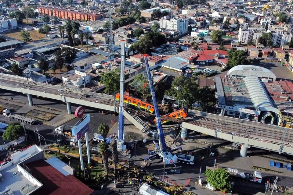 Tras colapso de tramo elevado de la L.12, autoridades retiran el tren que cayó, mientras familiares buscan a  seres queridos en hospitales y morgues.