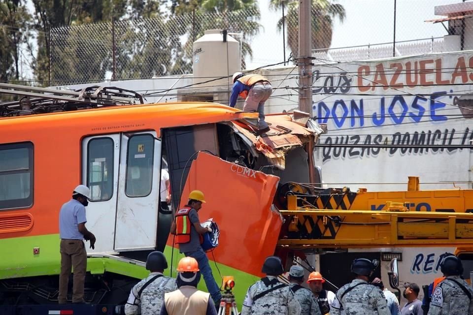 En el sitio, trabajadores de Protección Civil fueron los principales partícipes de las acciones para montar el tren y retirarlo del lugar.