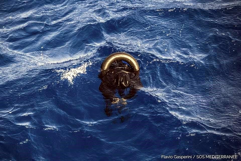 El cuerpo de una de las víctimas del naufragio flota en las aguas al norte de Libia.