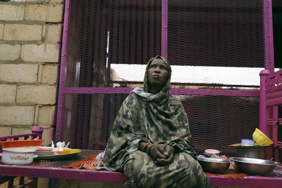 Saadia Ahmed, madre del migrante sudanés Mutawakel Ali, sentada en su hogar en Jartum, Sudán.