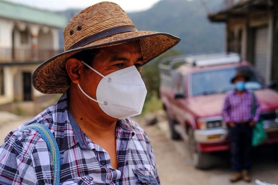 David cerca de su pueblo en Guatemala, de donde había huido con su hijo debido a amenazas de muerte.